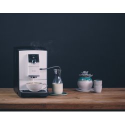 Automatický kávovar Nivona 796 s nádobou na mléko a připravovaným cappuccinem