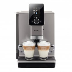 Stříbrný automatický kávovar Nivona 930 s připraveným latte