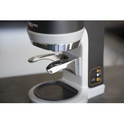 Puqpress Q1 v černé a šedé barvě pro automatické tampování kávy.