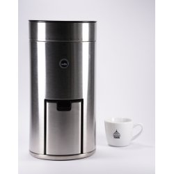 Stříbrný elektrický mlýnek pro alternativní metody kávy Wilfa Uniform.