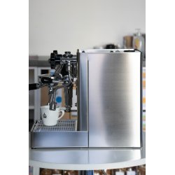 Boční pohled na pákový kávovar Lelit Mara PL62X.