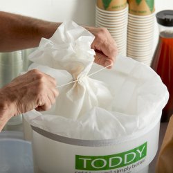 Uvázání papírového filtru v Toddy pro přípravu Cold Brew.