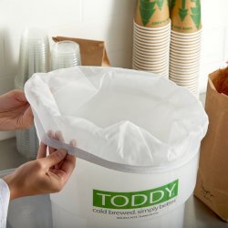 Nasazení papírového filtru na Toddy pro výrobu studené kávy.