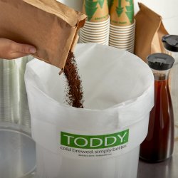 Nasypání kávy do filtru v Toddy Cold Brewing Systému.