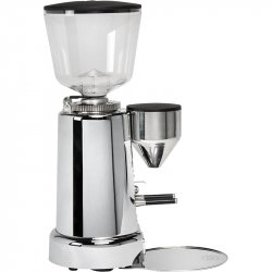 Stříbřný mlýnek EMC V-Titan pro mletí kávy na espresso.