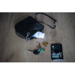 Kabelka a Cannapio CBD kapsle s klíčky a mobilem.