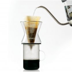 Příprava kávy ve Funnexu na skleněné karafě se zaléváním vody.