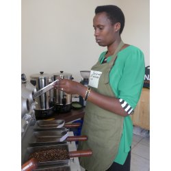 Kontrola kvality chuti kávy po upražení v Burundi.