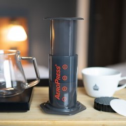 Aeropress pro přípravu filtrované kávy.