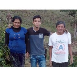 Pěstitel kávy v Peru, Roiser Banda Sanchez s rodinou.