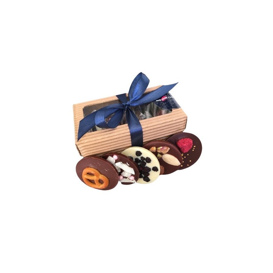 Dárkové balení včetně mašle a různých druhů čokolád.