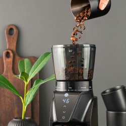 Sypání kávy do násypky mlýnku Wilfa Balance CG1B-275.