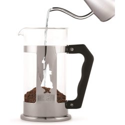 Druhý krok přip řípravě kávy v Bialetti French Pressu, a to zalití namleté kávy určitým množstvím vody.