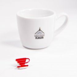 Edo odznak červený dripper vedle šálku na kávu.