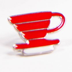 Edo odznak ve tvaru dripperu v červené barvě.