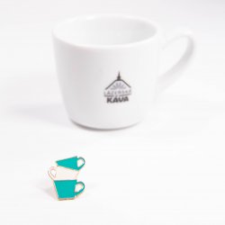 Edo odznak modré šálky vedle šálku na kávu.