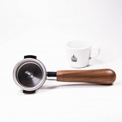 Portafilter naked 58 mm s dřevěnou rukojetí ořech a šálek na kávu s logem Lázeňské kávy.