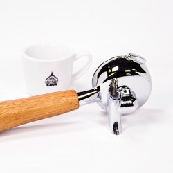 Portafilter double 58 mm s dřevěnou rukojetí ořech a šálek lázeňské kávy.