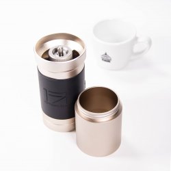 Rozložený mlýnek 1Zpresso JX-Pro a šálek na kávu.