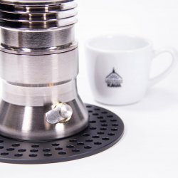 9Barista Espresso Machine a šálek na kávu.