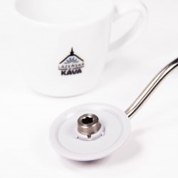 Timemore C2 ruční mlýnek na kávu v bílé barvě s šedou rukojetí. V pozadí šálek s logem Lázeňské kávy.
