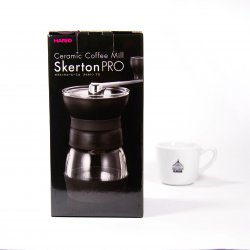 Originální balení mlýnku Hario Skerton Pro a šálek na kávu s logem.