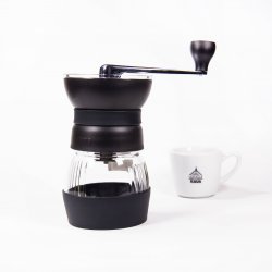 Hario Skerton Pro ruční mlýnek na kávu a šálek s logem Lázeňské kávy.