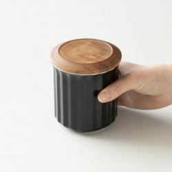 Porcelánová nádoba na kávu v ruce
