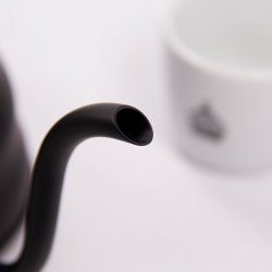 Hario Buono konvice 1,2l černá Materiál : Plast v pozadí s lázeňskou kávou detail na krk.