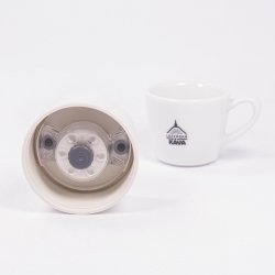 Detail víčka termosky ze spodní strany s lázeňskou kávou v pozadí