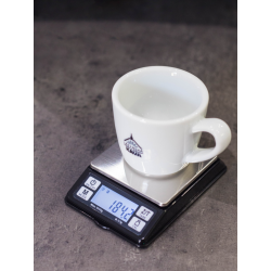 Mikro váha Rhinowares Coffee Gear Dose s Lázeňskou kávou.