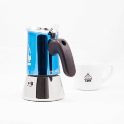 Bialetti New Venus v modré barvě pro 2 šálky kávy s lázeňskou kávou v pozadí.