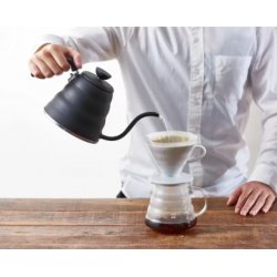 Zalévání kávy rovnoměrným a stálým proudem