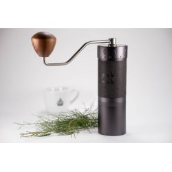 1Zpresso J-Max ruční mlýnek s šálkem lázeňské kávy a jehličím