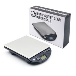 Rhinowares Coffee Gear Bench digitální váha na bílém pozadí s obalovou krabičkou