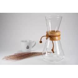 Lázeňská káva, větev a skleněný Chemex na přípravu kávy