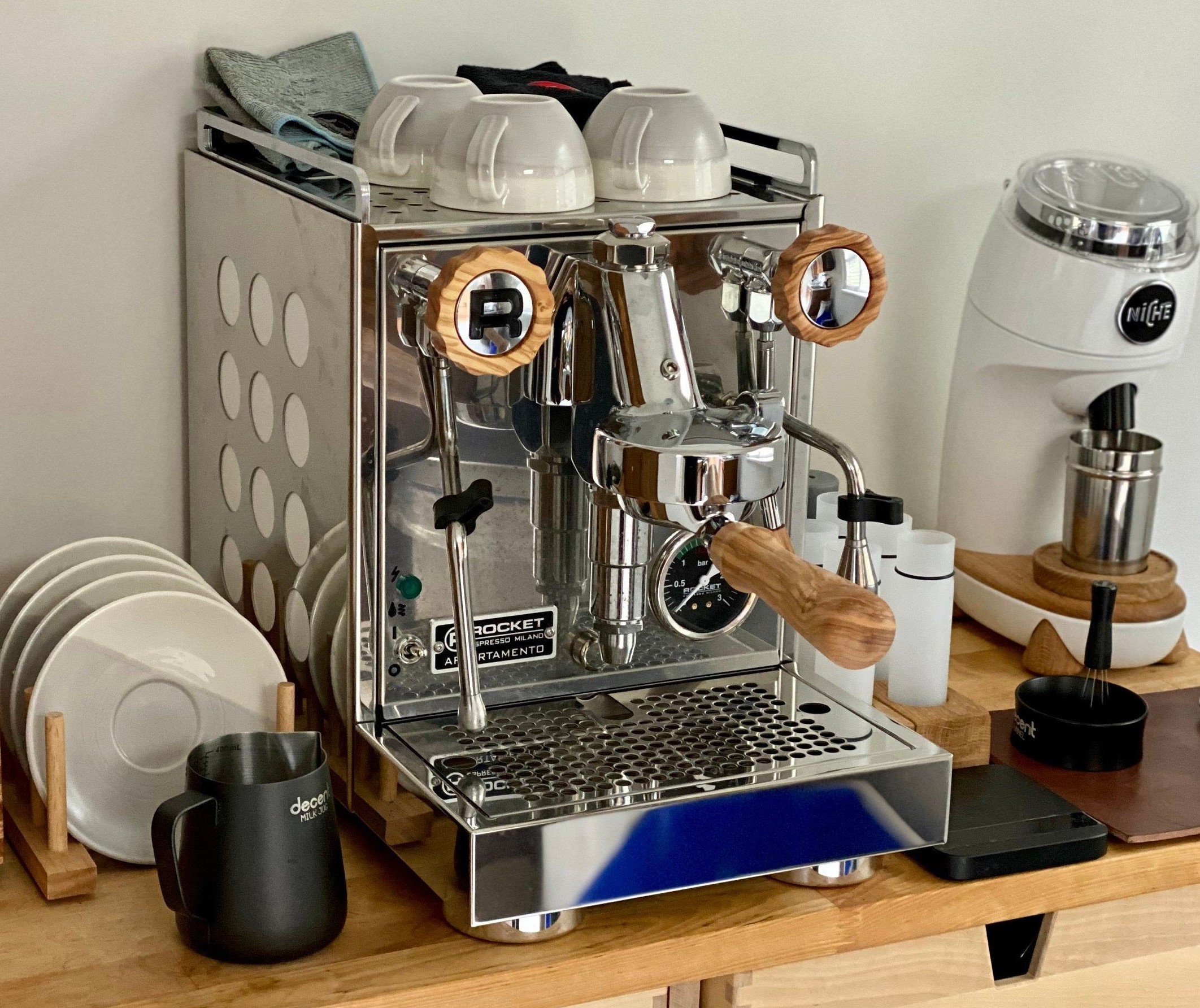 stříbrný domácí kávovar s dřevěnými prvky Rocket Espresso Appartamento